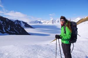 Dr Agnieszka Skorupa na przełęczy pod Fuglem na Spitsbergenie