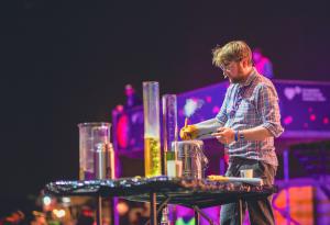 Dr Alex Baker podczas pokazów na 7. Śląskim Festiwalu Nauki Katowice