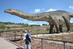 Dr Andrzej Boczarowski pod amficeliasem (Amphicoelias fragillimus), największym dinozaurem, jaki chodził po Ziemi