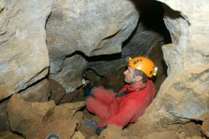 Dr Andrzej Tyc w jednej z jaskiń na Słowenii podczas badań prowadzonych w ramach projektu HYPOCAVE