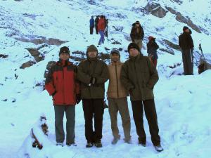 Sanktuarium Annapurny 4200 m n.p.m (2004 r.). Od lewej:
dr hab. Andrzej Matan, Paweł Bomba, przewodnik
Kriszna i prof. dr hab. Zygmunt Tobor