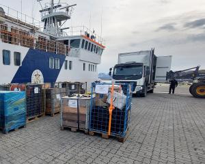 Załadunek cargo i próbek na statek Horyzont II transportujący
je do Polski