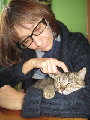 Prywatnie profesor Beata Walczak jest wielbicielką psów i kotów, którym poświęca
wolny czas