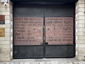 Fragment wiersza Poeta pragnie szaty niebios W.B. Yeatsa na bramie
budynku Commercial Court (Cathedral Quarter w Belfaście)