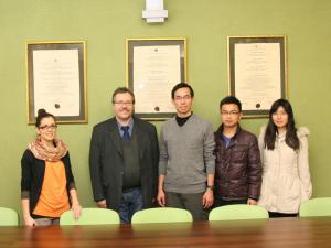 Od lewej dr Aleksandra Piórkowska, prof. dr hab. Marek Biesiada, dr Heng Yu, dr Zhengxiang Li i Zijia Cui