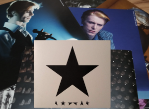 Okładka płyty Blackstar oraz wizerunki Bowiego
z czasów albumu Station to Station