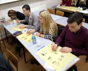 Warsztaty chińskiej kaligrafii, studenci międzynarodowych studiów polskich z
chińską praktykantką z Shenyangu