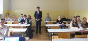 Prof. Zhao Gang ze studentami drugiego i trzeciego roku międzynarodowych studiów polskich