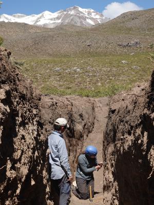 Pobór próbek osadów do datowania w wykopie – szurfie
paleosejsmologicznym w pobliżu Pinchollo, z widokiem
na wulkan Hualca Hualca. Na zdjęciu: dr Krzysztof Gaidzik
oraz mgr Marta Woszczycka