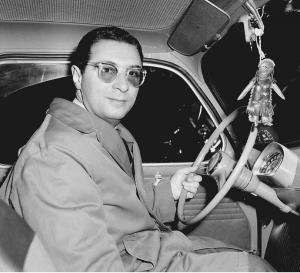 Leopold Tyrmand w swoim samochodzie, 1958