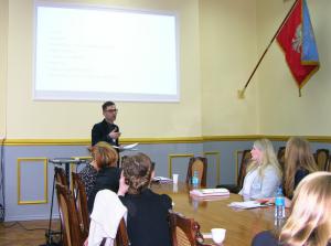 Mgr Eryk Kacper Cichocki z Uniwersytetu Wrocławskiego podczas wystąpienia w sekcji na temat pedagogicznych wymiarów
Inności