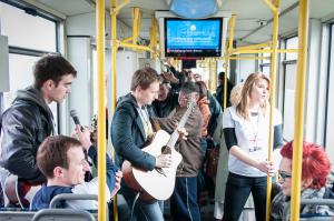 Akcja „Muzyczne Tramwaje”, czyli muzyka na żywo w komunikacji miejskiej, umilała klientom KZK GOP męczącą podróż