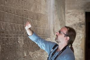 Dr Filip Taterka przed listą królów wykonaną z rozkazu faraona Sethiego I z XIX dynastii. Wielka świątynia Ozyrysa w Abydos