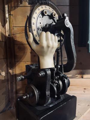 Frasobliwy mechanik, asamblaż (Galeria Hasiora w Zakopanem)