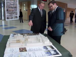 W korytarzach nowego gmachu można zobaczyć wystawę zdjęć oraz makiety z różnych etapów budowy | fot. Agnieszka Sikora 