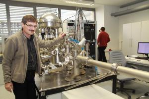 Prof. dr hab. Jacek Szade prezentuje spektrometr fotoelektronów