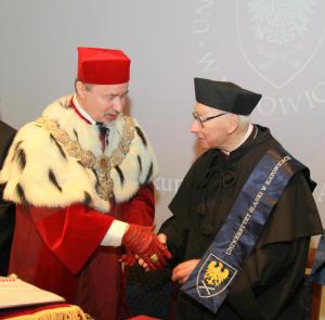JM Rektor UŚ prof. zw. dr hab. Wiesław Banyś złożył gratulacje doctorowi honoris causa
JE Arcybiskupowi Szczepanowi Wesołemu