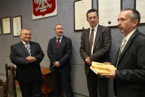 Podczas uroczystości prof. dr hab. Dariusz Rott wręczył prof. zw. dr. hab. Janowi Malickiemu książkę Liber amicorum professoris Ioannis Malicki