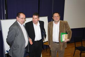 Od lewej stoją: prof. dr hab. Andrzej Noras, dr Tomasz Słupik,
prof. UŚ dr hab. Dariusz Kubok