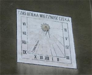 Zegar na ścianie wadowickiego kościoła, to właśnie tę inskrypcje widział Jan Paweł II z okien swojego pokoju i wielokrotnie nad nią rozmyślał (o czym sam
wspominał). Po Jego śmierci na zegarze pojawiła się data 2 kwietnia 2005 roku | fot. Agnieszka Sikora