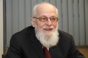 Profesor Walery Pisarek opublikował kilkanaście książek oraz ponad 400 artykułów w naukowych czasopismach polskich i zagranicznych