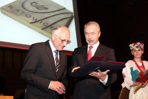 Podczas koncertu odbyło się również uroczyste wręczenie Medalu Uniwersytetu
Śląskiego. Laureatem został profesor Lothar Pikulik z Uniwersytetu
w Trewirze
