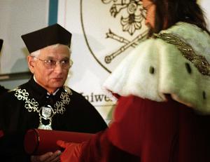 Od lewej: prof. Jacques Derrida, uhonorowany tytułem doktora honoris
causa Uniwersytetu Śląskiego 11 grudnia 1997 roku, i rektor UŚ
prof. Tadeusz Sławek