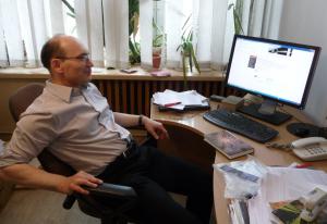 Prof. dr hab. Jan Sładkowski, kierownik Zakładu Astrofizyki i Kosmologii, od wielu lat zajmuje się teoretycznym i praktycznym
zastosowaniem zjawisk mechaniki kwantowej