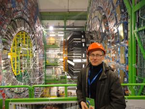 Prof. dr hab. Janusz Gluza przy Wielkim Zderzaczu Hadronów w CERN
(detektor CMS) 