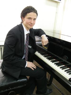 W wolnych Jarosław Wichura gra na fortepianie w trio „Jazz on the Line”