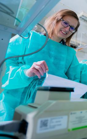 Dr Katarzyna Malarz, prof. UŚ podczas pracy w laboratorium
przy hodowli komórkowej