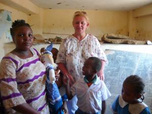 Dr Anna Watoła wręczyła szmacianą lalkę, uszytą w ramach projektu UNICEF, nauczycielce ze szkoły na wyspie Wasini (Kenia)