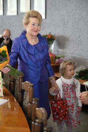 Profesor Krystyna Heska-Kwaśniewicz z wnuczką Elżunią