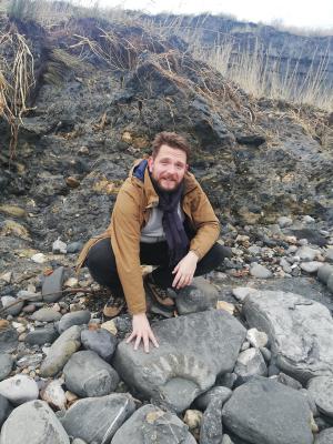 Dr hab. Krzysztof Szopa, prof. UŚ podczas prac terenowych
w Lyme Regis (Wielka Brytania)