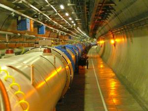 Wielki Zderzacz Elektronowo-Pozytonowy LEP (Large Electron Positron Collider), akcelerator pracujący w CERN pod Genewą w latach
1989–2000, znajdował się w tunelu o obwodzie 27 km. Obecnie w tunelu usytuowany jest Wielki Zderzacz Hadronów (LHC)