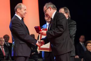 Prorektor ds. nauki i współpracy z gospodarką prof. dr hab. Andrzej Kowalczyk został uhonorowany Złotym Laurem Umiejętności
i Kompetencji w dziedzinie nauki i innowacyjności