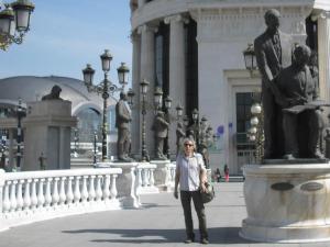 Prof. dr hab. Lech Miodyński na Moście Sztuki w Skopje
(Macedonia Północna)