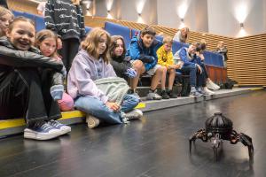 Na przystanku Biorobotyka i Bioelektryczność uczniowie mogli zobaczyć
roboty inspirowane owadami