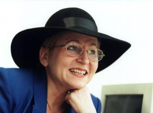 Marta Fox – urodziła się 1 stycznia 1952 roku w Siemianowicach Śląskich, ukończyła filologię polską na Uniwersytecie
Śląskim w 1974 roku. Zadebiutowała w 1989 roku opowiadaniem Gra. Jest autorką ponad trzydziestu książek (powieści,
opowiadań, zbiorów poezji, esejów). W 2006 roku otrzymała honorowe odznaczenie „Zasłużony dla Kultury Polskiej”