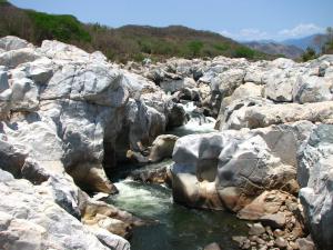 Przykład koryta jednej z badanych rzek w południowo-zachodnim Meksyku