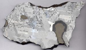 Zdjęcie plastra meteorytu Morasko z widocznymi nodulami troilitowo-grafitowymi