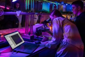 Była też okazja poznać z bliska realia pracy badawczej
w laboratorium akademickim