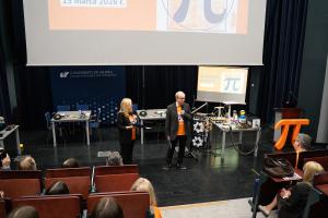 Inauguracja XX Święta Liczby Pi na Uniwersytecie
Śląskim, na zdjęciu dr hab. Agnieszka Nowak-Brzezińska,
prof. UŚ – prodziekan ds. promocji i rozwoju WNST
oraz prof. dr hab. Maciej Sablik