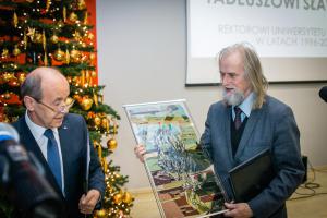 Spotkanie było okazją do wręczenia prof. Tadeuszowi Sławkowi w imieniu całej społeczności akademickiej pamiątkowego
dzieła sztuki