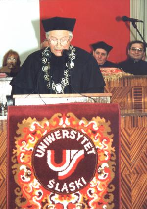 22 stycznia 1999 roku Tadeuszowi Różewiczowi został
nadany tytuł doktora honoris causa Uniwersytetu Śląskiego
w Katowicach