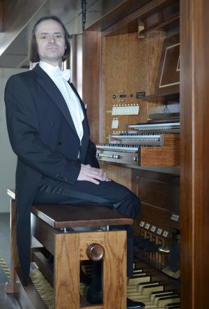 Prof. Tomasz Orlow przy klawiaturze organów, które zaprojektował dla parafii
NMP Szkaplerznej w Dąbrowie Tarnowskiej