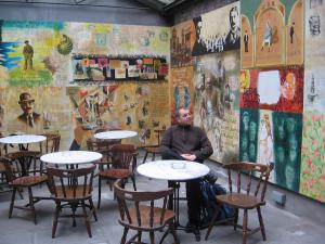 Wnętrze kawiarni w Muzeum Jamesa Joyce’a w Dublinie