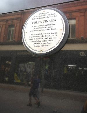Tablica upamiętniająca pierwsze w Irlandii kino Volta, którego
menadżerem był James Joyce