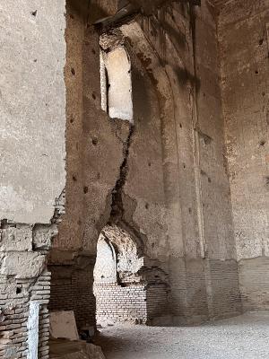 Wnętrze meczetu Bibi Chanum zniszczone w wyniku trzęsienia
ziemi w 1897 roku