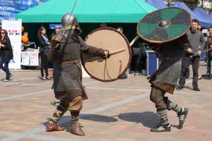 Pokaz walk średniowiecznych wojów w wykonaniu studentów Instytutu Historii podczas dorocznego
Jarmarku Wiedzy